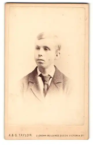 Fotografie A. & G. Taylor, London-EC, Portrait junger Herr im Anzug mit Krawatte