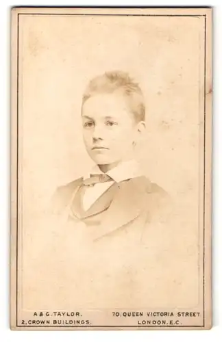 Fotografie A. & G. Taylor, London-EC, Portrait kleiner Junge im Anzug mit Fliege