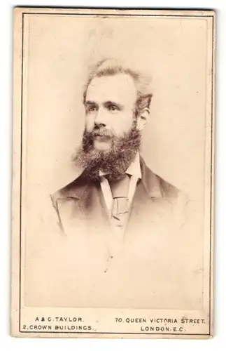 Fotografie A. & G. Taylor, London-EC, Portrait bürgerlicher Herr im Anzug mit Krawatte und Vollbart