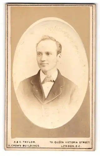 Fotografie A. & G. Taylor, London-EC, Portrait junger Herr im Anzug mit Fliege