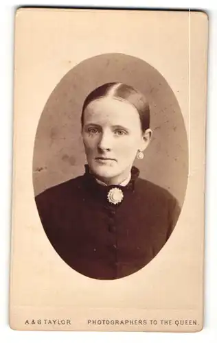 Fotografie A. & G. Taylor, Bradford, Portrait junge Dame mit zurückgebundenem Haar