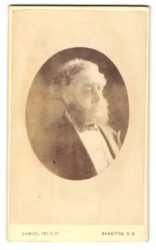 Fotografie Samuel Fry & Co., Surbiton-SW, Portrait bürgerlicher Herr im Anzug mit Backenbart