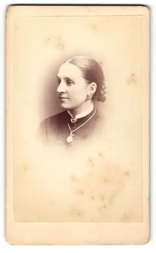 Fotografie F. Treble, Norwich, junge zur Seite blickende Frau mit hochgebundenem Zopf, trägt eine Kette um den Hals