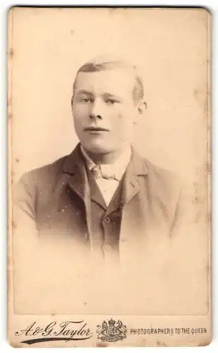 Fotografie A. & G. Taylor, Stockton-on-Tees, junger Mann mit Seitenscheitel, im Nadelstreifenanzug