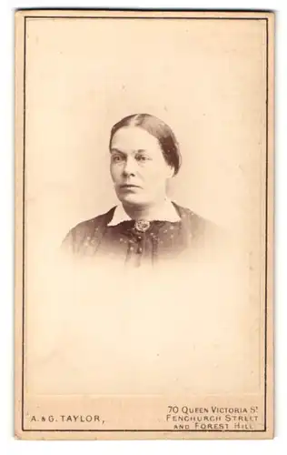 Fotografie A & G. Taylor, London, Frau mit zusammengebundenen Haaren, im dunklen Kleid, im Profil