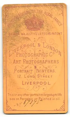 Fotografie Liverpool & London Photo Co., Liverpool, fröhlich zur Seite blickender junger Mann im Anzug