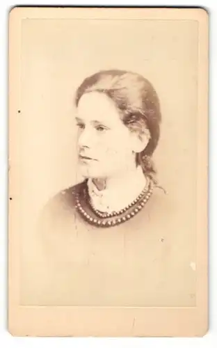 Fotografie F. Treble, Norwich, Portrait junge Frau mit zusammengebundenem Haar