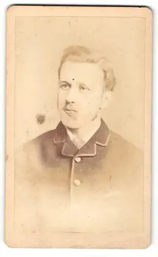 Fotografie F. Treble, Norwich, Portrait junger Mann mit Seitenscheitel