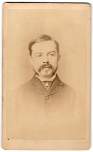 Fotografie F. Treble, Norwich, Portrait Mann mit Backen- und Oberlippenbart