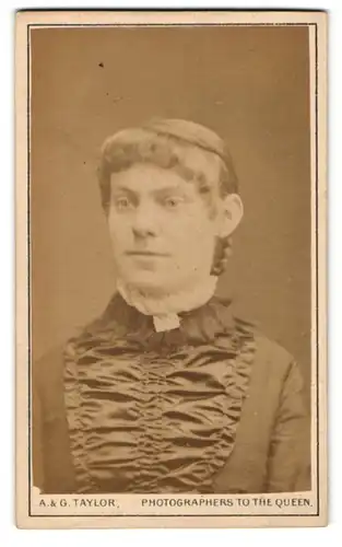 Fotografie A. & G. Taylor, Stockton, Portrait junge Frau mit zeitgenöss. Frisur