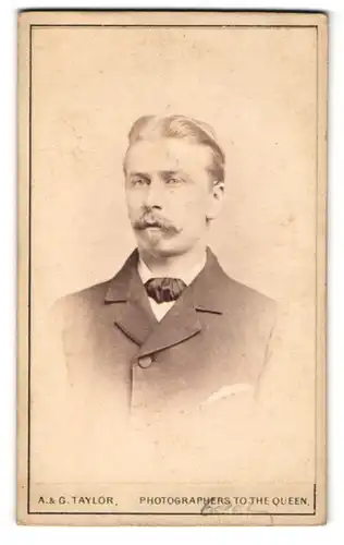 Fotografie A. & G. Taylor, Stockton, Portrait junger Herr mit zurückgekämmtem Haar und Bart