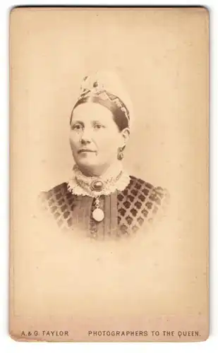 Fotografie A. & G. Taylor, Brighton, Portrait Frau mit Kopfputz