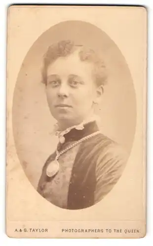 Fotografie A. & G. Taylor, Brighton, Portrait junge Dame mit Halskette mit Medaillon