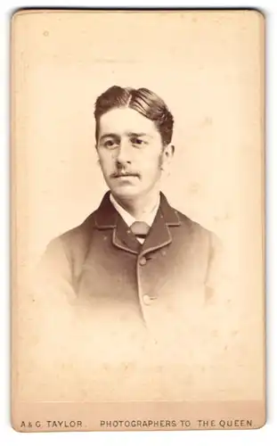 Fotografie A. & G. Taylor, Brighton, Portrait junger Mann mit zeitgenöss. Frisur