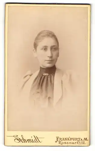 Fotografie Schmidt, Frankfurt a/M, Portrait junge Frau mit zusammengebundenem Haar