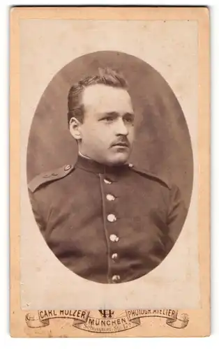 Fotografie Carl Holzer, München, Junger Mann mit Schnauzer in Uniform