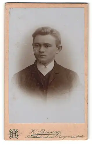 Fotografie H. Behning, Buxtehude, Junger Mann im Anzug