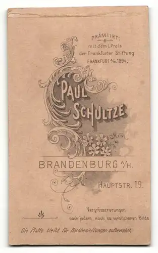 Fotografie Paul Schultze, Brandenburg a / H., Portrait junger Herr in eleganter Kleidung mit Stock