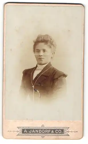 Fotografie A. Jandorf & Co., Berlin, Portrait junge Dame mit zurückgebundenem Haar