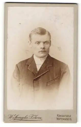 Fotografie W. Spengler-P. Zorn, Königsteele, Portrait bürgerlicher Herr im Anzug mit Fliege