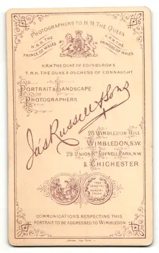 Fotografie Russell & Sons, Wimbledon, Portrait junger Herr im Anzug mit Vollbart und Ansteckblume