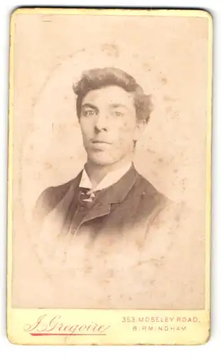 Fotografie J. Gregoire, Birmingham, Portrait junger Herr im Anzug mit zurückgekämmten Haaren