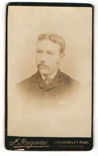 Fotografie J. Gregoire, Birmingham, Portrait bürgerlicher Herr im Anzug mit Krawatte und Schnurrbart