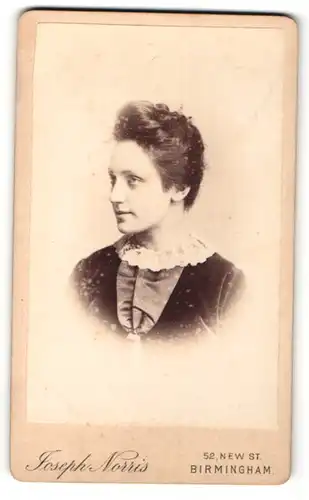 Fotografie Joseph Norris, Birmingham, Portrait junge Dame im Samtkleid mit Hochsteckfrisur