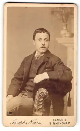 Fotografie Joseph Norris, Birmingham, Portrait sitzender Herr in modischer Kleidung mit Krawatte