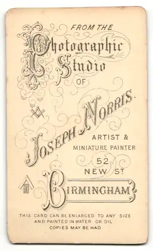 Fotografie Joseph Norris, Birmingham, Portrait sitzender Herr in modischer Kleidung mit Krawatte