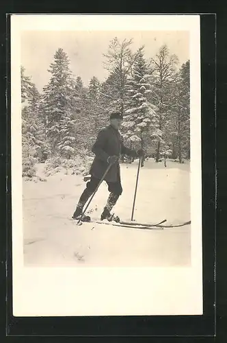 Foto-AK Skiläufer im verschneiten Wald