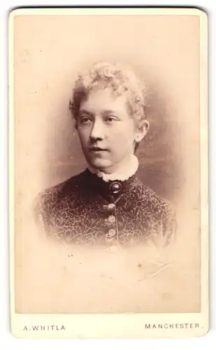 Fotografie A. Whitla, Manchester, Portrait Mädchen mit runder Brosche am Kragen