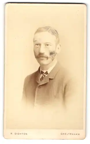 Fotografie R. Dighton, Cheltenham, Portrait Herr mit Schnurrbart