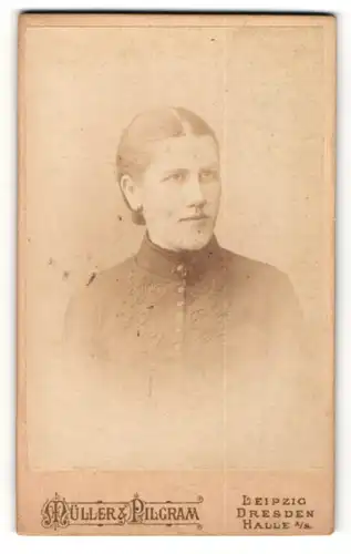 Fotografie Müller & Pilgram, Leipzig, Portrait Dame in besticktem Kleid