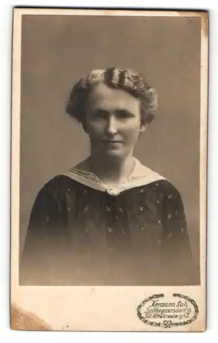 Fotografie Hermann Suh, Seifhennersdorf i. S., Portrait bürgerliche Dame in modischer Kleidung mit Kragenbrosche