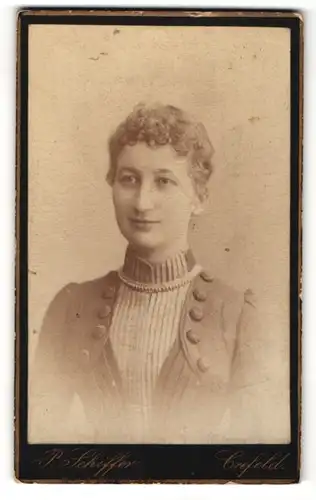 Fotografie P. Schiffer, Crefeld, Portrait junge Dame mit zurückgebundenem Haar