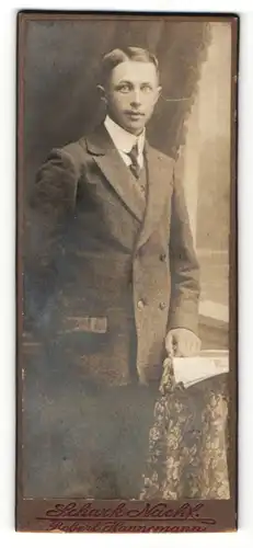 Fotografie Robert Hannemann, Satrup, Mann mit Scheitelfrisur in elegantem Anzug