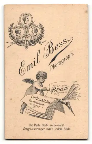 Fotografie Emil Bess, Berlin, Nacktes Baby liegt in Fell gebettet