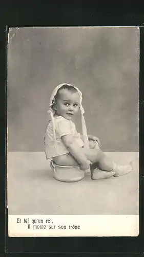 AK Kind sitzt seitlich auf einen Topf