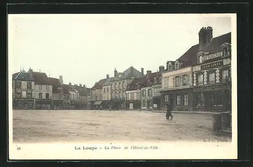 AK La Loupe, La Place de l'Hotel-de-Ville