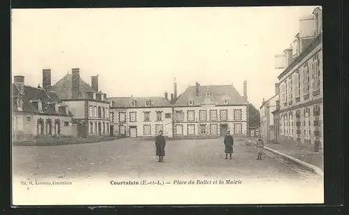 AK Courtalain, Place du Ballet et la Mairie