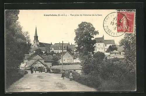 AK Courtalain, Vue prise de l'Avenue de la Gare, l'Eglise