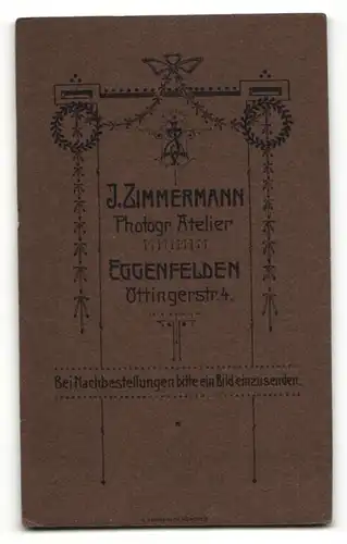 Fotografie Atelier J. Zimmermann, Eggenfelden, Junge im Anzug mit Seidenblüte am Hals