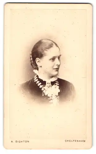 Fotografie Atelier R. Dighton, Cheltenham, Seitliches Portrait einer Frau mit Blumenschmuck