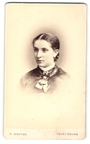Fotografie Atelier R. Dighton, Cheltenham, Frau mit Brosche am Halstuch