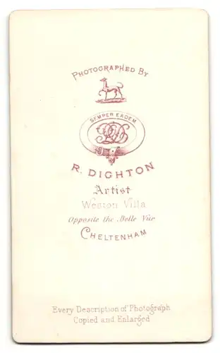 Fotografie Atelier R. Dighton, Cheltenham, Frau mit Brosche am Halstuch