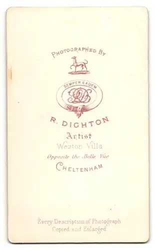 Fotografie Atelier R. Dighton, Cheltenham, Mann mit Anzug und Halstuch