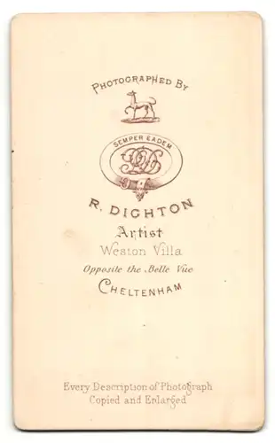 Fotografie Atelier R. Dighton, Cheltenham, Frau mit auffälligem Hut & Ohrringen