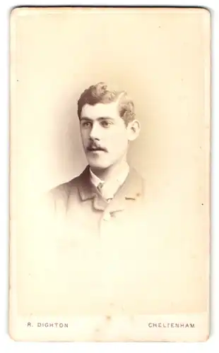 Fotografie Atelier R. Dighton, Cheltenham, Mann im Mantel und Krawatte