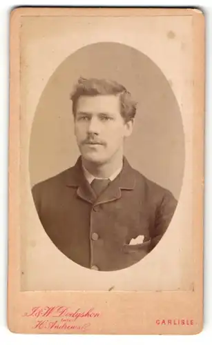 Fotografie H. Andrews, Carlisle, Mann mit Jacket und Oberlippenbart